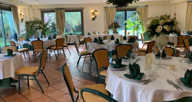 Oltre allo splendido giardino d' inverno il ristorante offre sale interne da 1 a 150 persone per pranzi , cene aziendali e eventi  